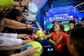 女子テニス、武漢オープン、シングルス準々決勝。試合後にファンサービスをする鄭欽文（2024年10月11日撮影）。(c)WANG Zhao / AFP