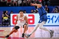 FIBAバスケットボール・ワールドカップ、17-32位順位決定ラウンド・グループO、日本対カーボベルデ。ドリブルする富樫勇樹（左、2023年9月2日撮影）。(c)Yuichi YAMAZAKI / AFP