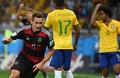サッカーW杯ブラジル大会（2014 World Cup）準決勝、ブラジル対ドイツ。ゴールを決めて喜ぶドイツのミロスラフ・クローゼ（Miroslav Klose、2014年7月8日撮影）。(c)AFP/PEDRO UGARTE
