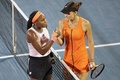 テニス、ASBクラシック、女子シングルス決勝。試合を終え、握手を交わすココ・ガウフ（左）とレベカ・マサロワ（2023年1月8日撮影）。(c)DAVID ROWLAND / AFP