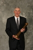 2009年のバスケットボール殿堂（%%Basketball Hall of Fame%%）入り式典が11日、マサチューセッツ（Massachusetts）州スプリングフィールド（springfield）のシンフォニーホール（Symphony Hall）で行なわれ、マイケル・ジョーダン（%%Michael Jordan%%）氏らが殿堂入りした。写真はポートレート撮影に臨むユタ・ジャズ（%%Utah Jazz%%）のジェリー・スローン（%%Jerry Sloan%%）ヘッドコーチ。（2009年9月11日撮影）(c)AFP/Getty Images/NBAE/Nathaniel S. Butler