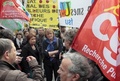 フランスの高等教育改革法案に反対し、パリ（Paris）の国民議会（下院）前で行われたデモでフランス労働総同盟（CGT）のメンバーの演説を聞く仏共産党のマリージョルジュ・ビュッフェ（Marie-George Buffet）議員（中央、2013年5月22日撮影）。(c)AFP/JACQUES DEMARTHON