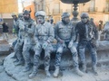 スペイン南東部イビで開催された軍服姿の参加者たちが小麦粉や生卵をかけあう毎年恒例の祭り「エルス・エンファリナッツ」の様子（2019年12月28日撮影）。(c)AFP/JAIME REINA