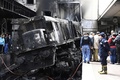 エジプトの首都カイロの駅で発生した、列車の衝突・火災事故の現場に集まった消防士ら（2019年2月27日撮影）。(c)AFP/Khaled DESOUKI