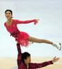 10-11フィギュアスケートGPシリーズ第3戦、中国杯（ISU Grand Prix of Figure Skating Cup of China 2010）ペア・フリースケーティング（FS）。合計177.50点で優勝した中国のホウ清（Qing Pang、上）とトウ健（Jian Tong、下）。（2010年11月6日撮影）(c)AFP/PETER PARKS