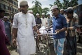 バングラデシュのコックスバザール地区にある学校で、ロヒンギャ難民の遺体を運ぶ人々（2017年9月29日撮影）。(c)AFP/FRED DUFOUR