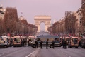 仏パリの凱旋門に続くシャンゼリゼ通りを警備する国家憲兵隊（2018年12月15日撮影）。(c)Zakaria ABDELKAFI / AFP