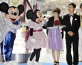 千葉県浦安市の東京ディズニーシー（Tokyo Disneysea）でミッキーマウス（Mickey Mouse）とミニーマウス（Minnie Mouse）に銀婚式の祝福を受ける夫婦(2008年10月24日撮影)。(c)AFP/Yoshikazu TSUNO