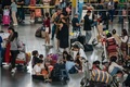 フィリピン・マニラの国際空港ターミナル3で待つ利用者（2023年1月1日撮影）。(c)KEVIN TRISTAN ESPIRITU / AFP