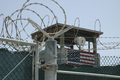 キューバのグアンタナモ（Guantanamo）米海軍基地内にあるテロ容疑者収容施設の監視所（2008年7月23日撮影）。(c)AFP/Randall Mikkelsen