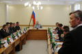 ロシアのピカリョボ（Pikalevo）で会議に出席するウラジーミル・プーチン（Vladimir Putin）ロシア首相（中央）と新興財閥の実業家ら（2009年6月4日撮影）。(c)AFP/RIA NOVOSTI/ALEXEY NIKOLSKY
