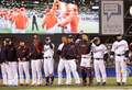 第3回ワールド・ベースボール・クラシック（2013 World Baseball Classic、WBC）準決勝、日本対プエルトリコ。試合後、観客に挨拶する日本の選手（2013年3月17日撮影）。(c)AFP/Getty Images/Ezra Shaw