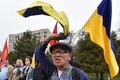 キルギスの首都ビシケクで行われたロシアによるウクライナ侵攻に抗議するデモの参加者（2022年3月26日撮影）。(c)Vyacheslav OSELEDKO / AFP