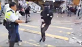 香港の西湾河地区で、デモ参加者の男性（中央）を銃で撃つ警官（左）。キュービッドニュースの動画より（2019年11月11日撮影）。(c)AFP PHOTO / CUPID NEWS