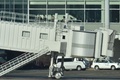 新型コロナウイルス流行の中心となっている中国の武漢からチャーター機の第1便で帰国し、羽田空港に到着した乗客ら（2020年1月29日撮影）。(c)Kazuhiro NOGI / AFP