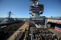 米バージニア（Virginia）州ノーフォーク基地（Naval Station Norfolk）で行われた原子力空母「ジョージ・H・W・ブッシュ（George H.W. Bush）」の就役式（2008年1月10日撮影）。(c)AFP/TIM SLOAN