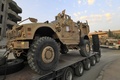 シリア・カーミシュリーで、北部ラッカで戦うシリア民主軍に向けて米国製の装甲車両や武器を運ぶ大型トラックの車列（2017年9月19日撮影）。(c)AFP/DELIL SOULEIMAN