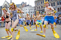 オランダの首都アムステルダム（Amsterdam）市内のダム広場（Dam square）で、フリッパーレース大会に参加する人々（2012年5月9日撮影）。(c)AFP/ANP/ADE  JOHNSON
