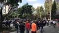 メキシコの首都メキシコ市で、地震の発生を受けた人々の様子（2017年9月19日撮影）。(c)AFP/Yuri CORTEZ