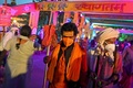 ヒンズー教の大祭「クンブメーラ」が行われているインド北部ハリドワールで、ガンジス川沿いを歩く巡礼者ら（2021年4月11日撮影）。(c)Money SHARMA / AFP
