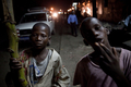 コンゴ民主共和国の首都キンシャサ（Kinshasa）では、キリスト教原理主義をうたう新興宗教団体が数千も存在し、子どもたちへの「悪魔払い」で収入を稼いでいる。その多くは、「悪魔を追い払うためだ」として子どもたちに何日も食事を与えず、殴る蹴るなどの暴行を加えるものだ。

人口1000万人の都市キンシャサで、家や家族がなく路上で生活するストリートチルドレンの子どもたちは2万人を超える。このうち、約3割は魔術師とのレッテルを貼られ、家を追い出された子どもたちだ。

写真は、キンシャサでストリートチルドレンとして暮らす少年たち（2010年11月5日撮影）。(c)AFP/GWENN DUBOURTHOUMIEU