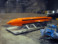 米フロリダ州のエグリン空軍基地で、投下実験に向けて準備されるMOAB。米国防総省提供（2003年3月11日提供、資料写真）。(c)AFP/DOD