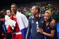 リオデジャネイロ五輪、ボクシング男子スーパーヘビー級決勝を制し、パートナーのエステル・モスリ（右）らと喜ぶフランスのトニー・ヨカ（2016年8月21日撮影）。(c)AFP/Yuri CORTEZ