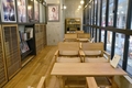 カフェの壁面にはリリーフランキー氏をはじめ「URBAN RESEARCH LOUNGE」出演者のポスターがズラリ。洋書も充実していてお茶とともに読書を楽しめるスペースだ。（c）senken h / photo：Joe