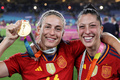 サッカー女子W杯オーストラリア・ニュージーランド大会、決勝、スペイン対イングランド。優勝を喜ぶスペインのアレクシア・プテラス（左）とヘニフェル・エルモソ（2023年8月20日撮影）。(c)FRANCK FIFE / AFP