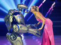 ドイツ・マンハイムで行われた「第8回ジャーマニーズ・ネクスト・トップ・モデル（Germany&apos;s Next Topmodel）」の決勝大会に登場したモデルのハイディ・クルム（Heidi Klum、右、2013年5月30日撮影）(c)AFP/Uli Deck