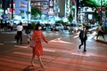 新型ウイルス流行の影響で通常よりも人出の少ない東京・新宿周辺（2020年5月25日撮影）。(c)CHARLY TRIBALLEAU / AFP