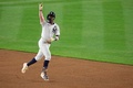24MLB、ワールドシリーズ（7回戦制）、ニューヨーク・ヤンキース対ロサンゼルス・ドジャース。1回にソロ本塁打を放ち喜ぶニューヨーク・ヤンキースのジャズ・チザム・ジュニア（2024年10月30日撮影）。(c)Alex Slitz/Getty Images/AFP
