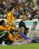 13-14スペイン1部リーグ第34節延期分、レアル・バジャドリード（Real Valladolid）対レアル・マドリード（Real Madrid）。ベンチから試合を見守るレアル・マドリードのジネディーヌ・ジダン（Zinedine Zidane）アシスタントマネージャー（右から2番目）とクリスティアーノ・ロナウド（Cristiano Ronaldo、左から2番目、2014年5月7日撮影）。(c)AFP/CESAR MANSO