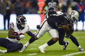 16NFL第11週、オークランド・レイダース対ヒューストン・テキサンズ。タッチダウンを狙うオークランド・レイダースのジャレン・リチャード（右、2016年11月21日撮影）。(c)AFP/ALFREDO ESTRELLA