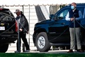 米首都ワシントンのホワイトハウスから車に乗り込むドナルド・トランプ大統領（左、2020年11月7日撮影）。(c)AANDREW CABALLERO-REYNOLDS / AFP)