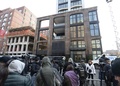 米ファッションデザイナー、ローレン・スコット（L&apos;Wren Scott）さんの遺体が見つかり、報道陣が集まった米ニューヨーク（New York）のマンション前（2014年3月17日撮影）。(c)AFP/Timothy A. CLARY
