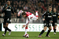 写真は、バランスを崩すアヤックスのクラース・ヤン・フンテラール（%%Klaas-Jan Huntelaar%%）。(c)AFP/ANP/OLAF KRAAK