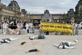 仏パリで行われた待遇改善要求デモで、犯罪現場を再現する科学捜査官ら（2020年1月15日撮影）。(c)STEPHANE DE SAKUTIN / AFP