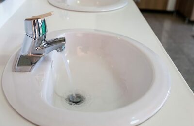 「先にトイレを使ったら」3分後、夫は台所の流し台で！…韓国「常識外れ過ぎる」行動