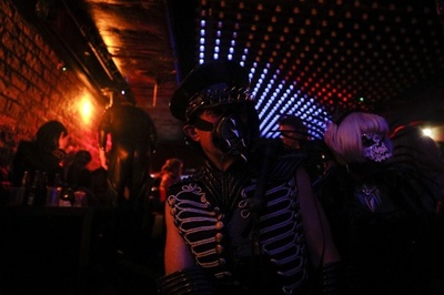 「悪魔の夜」から仮面舞踏会まで──パリの前衛的なナイトスポット