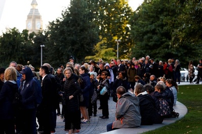 英女王弔問の列、最大24時間待ちに