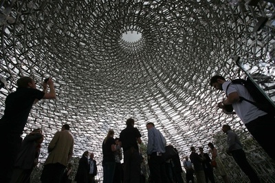 英ロンドンの王立植物園に「巨大ハチの巣」登場