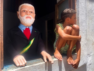 【今日の1枚】大統領とパレードを待つ少年 ブラジル