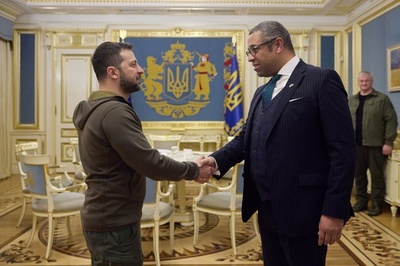 ウクライナに救急車や性暴力の被害者支援提供へ 英外相