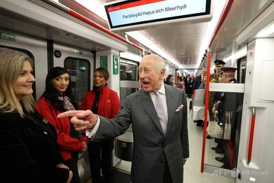 チャールズ英国王、77歳に 意欲的に公務こなす