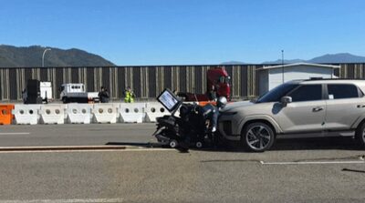時速40キロの衝突で人形の脚が脱落…韓国の実車試験、二輪車事故の危険性示す