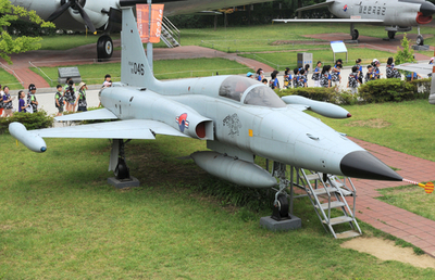 韓国空軍のF-5戦闘機、海に墜落 2人死亡