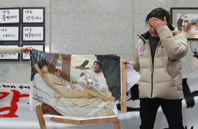 朴大統領のヌード？ 過激な風刺画、激怒した支持者が破壊
