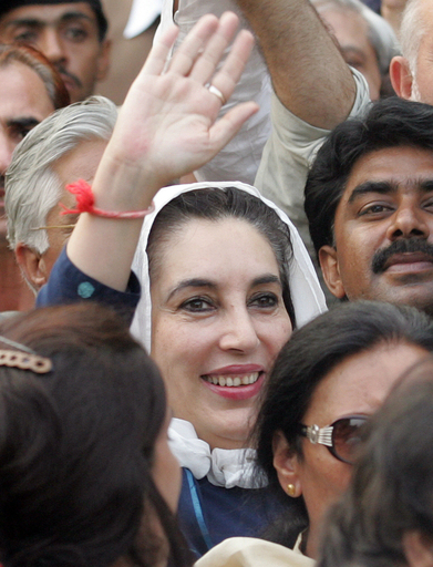 パキスタン当局、自宅軟禁のブット元首相を解放