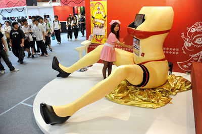 下着姿の女性像は、巨大な自動販売機　台湾国際青年デザイナー展